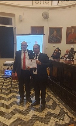 Recebe o diploma do Dr. Antonio Menezes, Vice Presidente do IGHB, Presidente do IAB, Presidente da Comissão de Prerrogativas OAB-BA