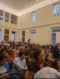Casa cheia. Muitas homenagens e posse de novos membros.